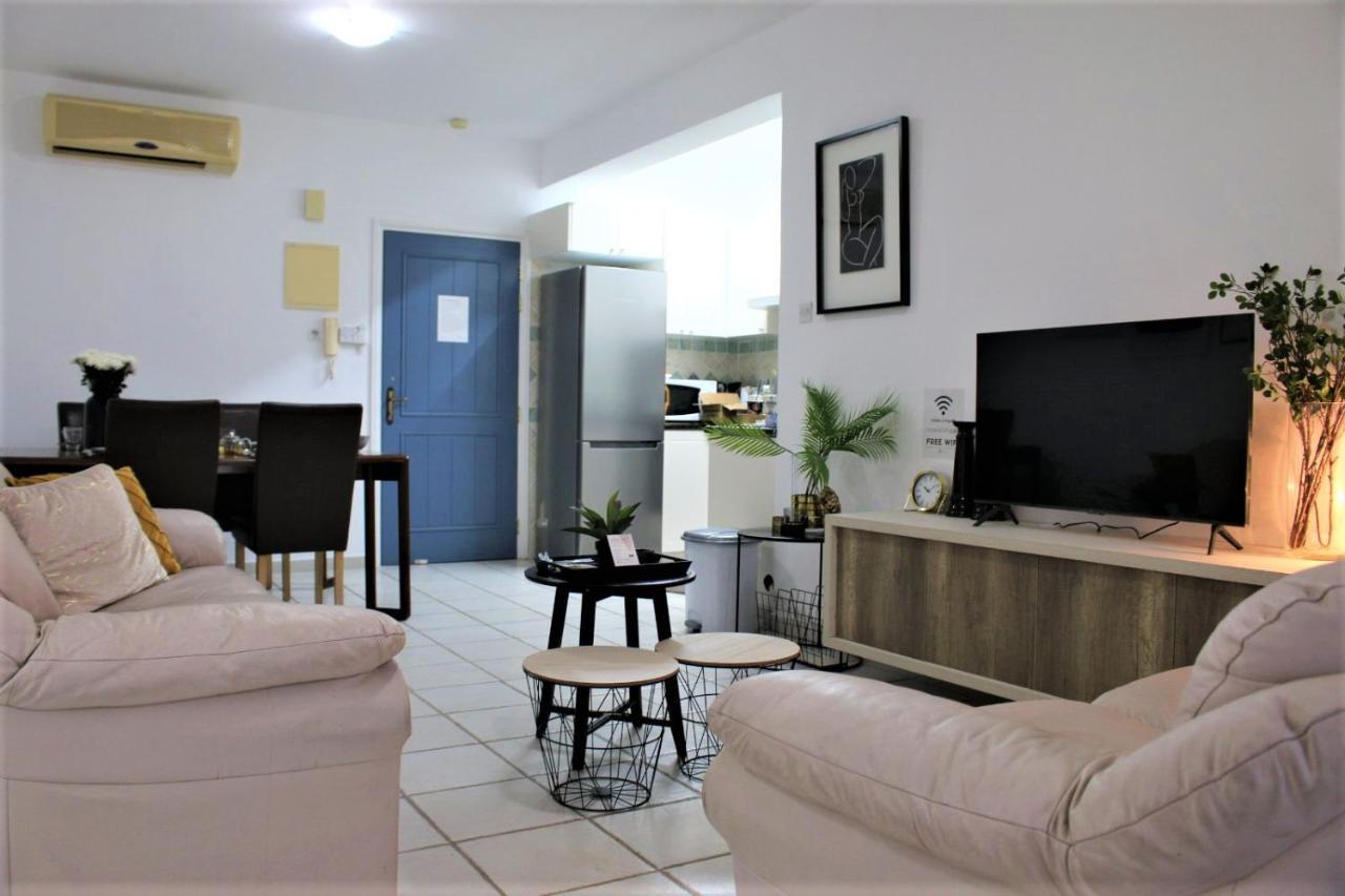 Cosea Living: Seaside 2 Bedroom Flat Kings Palace 209 파포스 외부 사진